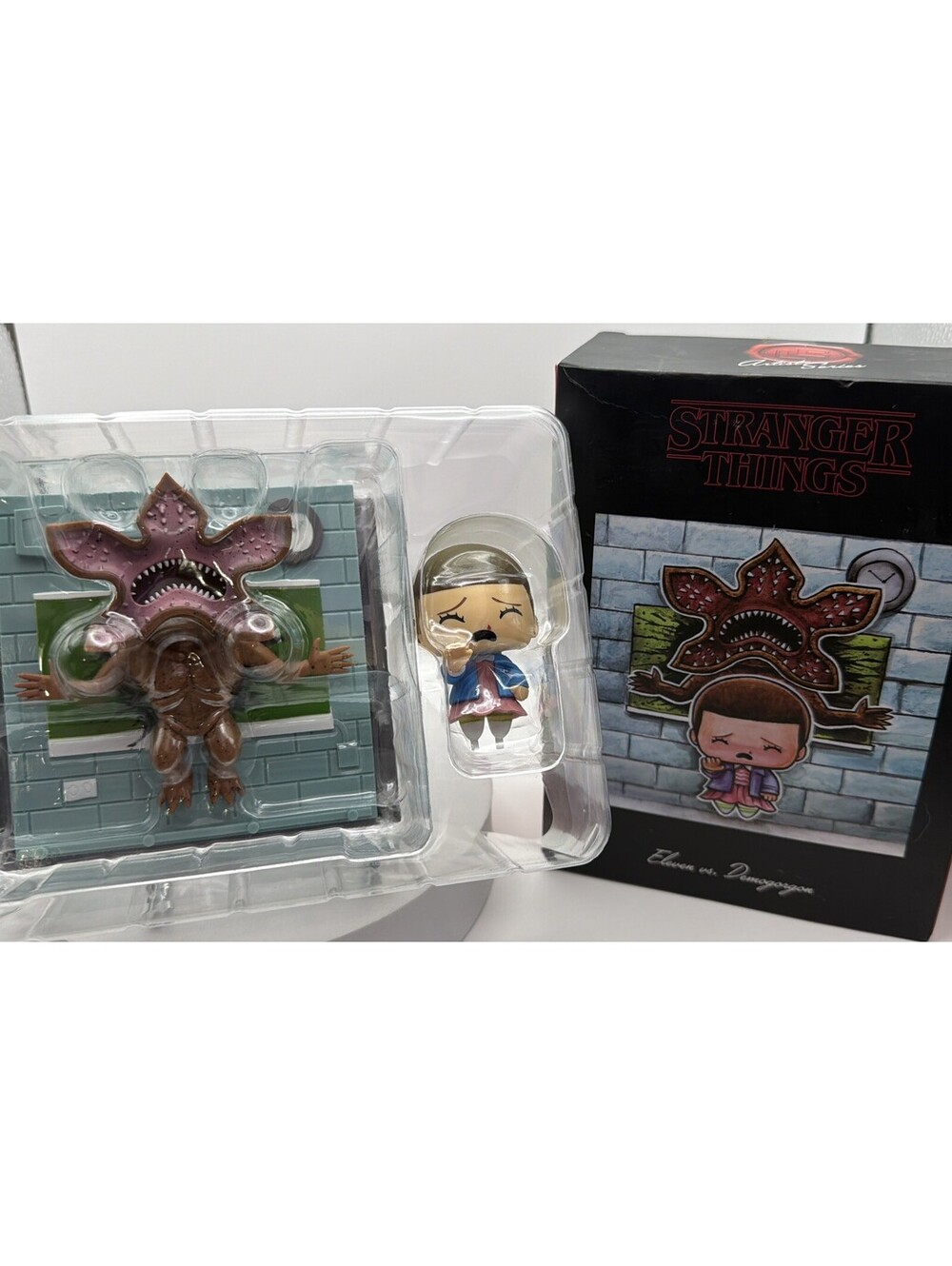 Loot Crate Exclusive Stranger Things SuperEmoScenes Eleven VS Demogorgon Diorama